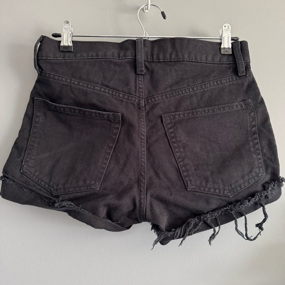 NWOT Gap Women’s Distressed Low Stride Short in Black Denim, Size 0 / 25 - Picture 2 of 4
